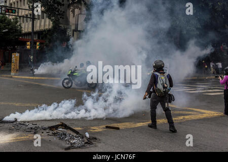 Caracas, Venezuela, Mittwoch, 14. Juni 2017. Hunderttausende Demonstranten sind auf der Straße verlangt Neuwahlen als Nation b gegangen. Stockfoto