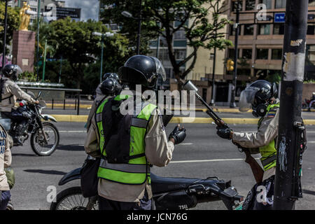 Caracas, Venezuela, Mittwoch, 14. Juni 2017. Hunderttausende Demonstranten sind auf der Straße verlangt Neuwahlen als Nation b gegangen. Stockfoto