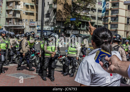 Caracas, Venezuela, Mittwoch, 14. Juni 2017. Hunderttausende Demonstranten sind auf der Straße verlangt Neuwahlen als Nation b gegangen. Stockfoto