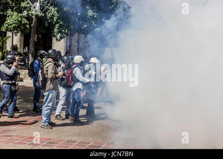 Die Nationalgarde greift die Reporter in Caracas, Venezuela, Mittwoch, 14. Juni 2017. Hunderttausende Demonstranten wurden auf der str Stockfoto