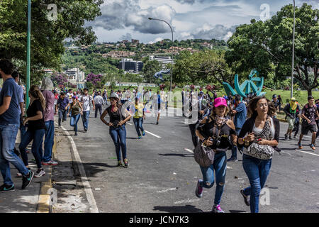 Demonstranten verfolgt von der Landespolizei in Caracas, Venezuela, Mittwoch, 14. Juni 2017. Hunderttausende Demonstranten ergriffen, um die Stockfoto