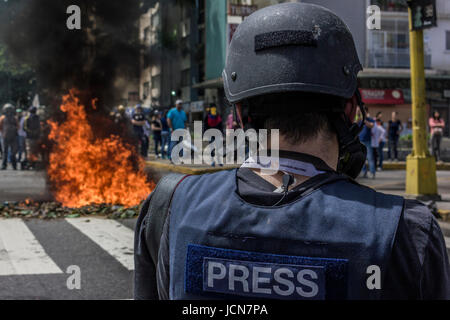 Caracas, Venezuela, Mittwoch, 14. Juni 2017. Hunderttausende Demonstranten sind auf der Straße verlangt Neuwahlen als Nation b gegangen. Stockfoto