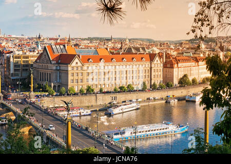 Prag, Tschechische Republik - 25. Mai 2017: juristische Fakultät mit Cechuv Bridghe auf den Sonnenuntergang in Prag. Stockfoto