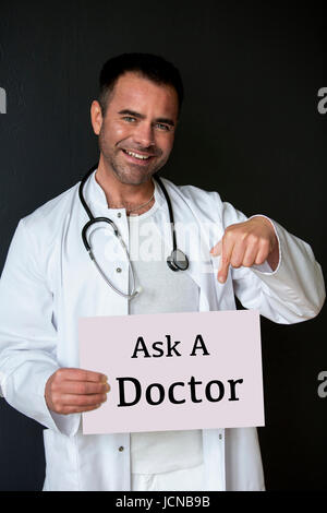 gut aussehend mit einem Schild mit den Worten Ask A Arzt Arzt Stockfoto