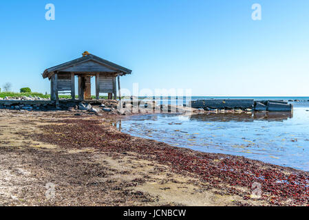 Kleinen und verlassenen Bootshaus und Pier. Zeit und das Wetter war an dieser Stelle hart. Ossby im südlichen Öland, Schweden. Stockfoto