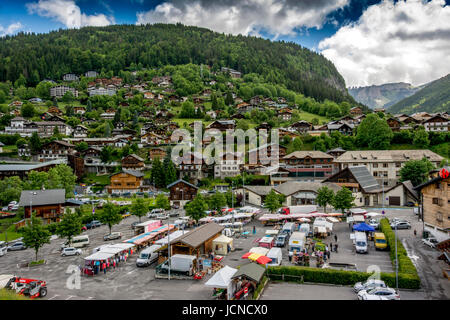 Markt in Morzine-Avoriaz Dorf. Haute Savoie. Frankreich Stockfoto