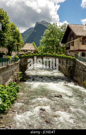 Fluss La Dranse in Morzine-Avoriaz Dorf. Haute Savoie. Frankreich Stockfoto