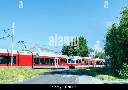 Hohe Tatra, Slowakei - 11 Juni: Trainieren Sie im vorbeischifft vor dem Hintergrund der Berge, am 11. Juni 2017 in der hohen Tatra, Slowakei. Stockfoto