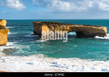 London Bridge, einer berühmten Felsbogen im Port Campbell National Park an der Great Ocean Road in Victoria, Australien. Stockfoto