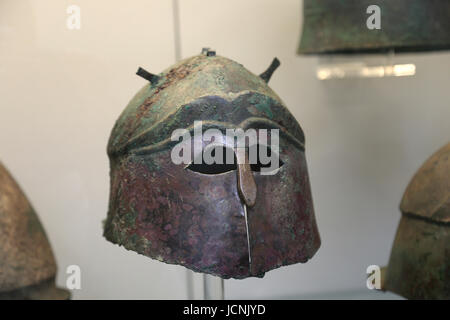 Apulo Corintian Helm. 400-350 V. CHR.. Aus Ruvo, Apulien, Italien. British Museum. London. VEREINIGTES KÖNIGREICH. Stockfoto