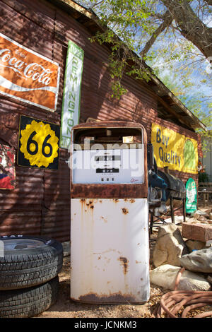 Alte verlassene Zapfsäule Hackberry Gemischtwarenladen, Arizona entlang der historischen Route 66 Stockfoto