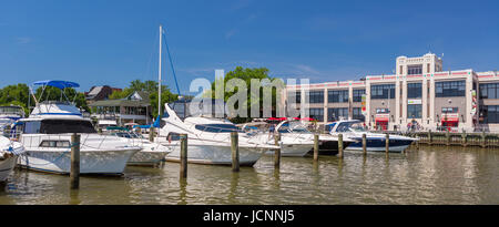 ALEXANDRIA, VIRGINIA, USA - der Torpedo Factory Art Center, in Old Town Alexandria, Potomac RIver Waterfront und Boote in der Marina. Stockfoto