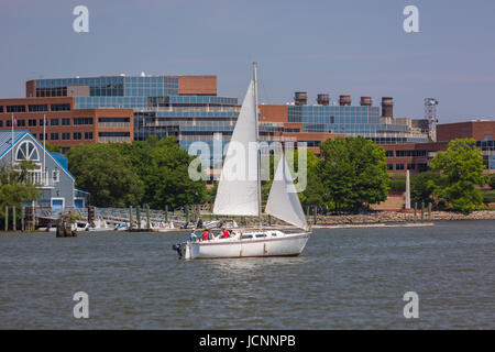 ALEXANDRIA, VIRGINIA, USA - Segelboot, Potomac River Waterfront. Stockfoto