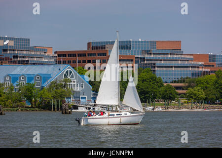 ALEXANDRIA, VIRGINIA, USA - Segelboot, Potomac River Waterfront, vergeht Dee Campbell Rudern Center. Stockfoto