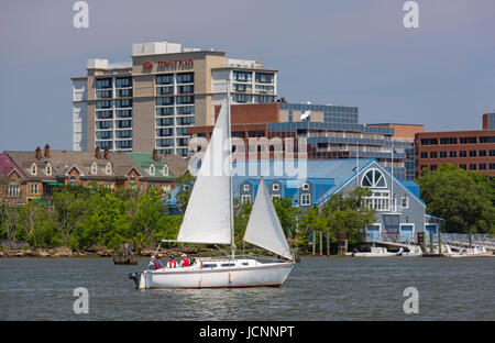 ALEXANDRIA, VIRGINIA, USA - Segelboot, Potomac River Waterfront, vergeht Dee Campbell Rudern Center. Stockfoto