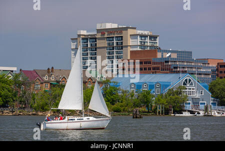 ALEXANDRIA, VIRGINIA, USA - Segelboot, Potomac River Waterfront, vergeht Dee Campbell Rudern Center. Stockfoto