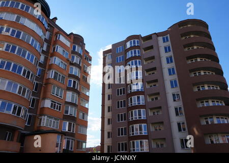 Fassade eines mehrstöckigen Gebäudes. Das Fragment. Stockfoto