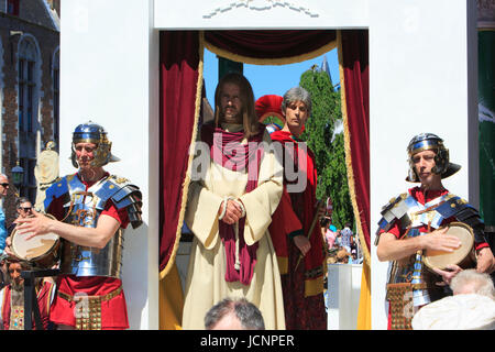 Jesus Christus und Pontius Pilatus während der Prozession des Heiligen Blutes in Brügge, Belgien Stockfoto