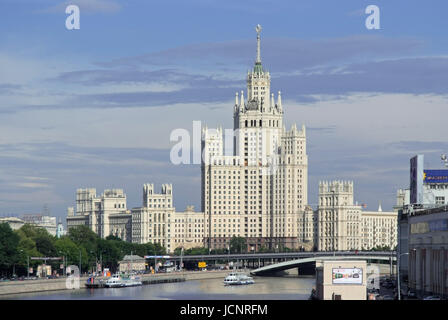 Blick über den Fluss Moskwa aus der Bol Moskvoretskiy Brücke auf dem Appartment-Haus am Kotelnitsheskaya nab., Moskau, Russland, Europa Stockfoto