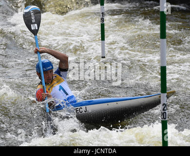 Prag, Tschechische Republik. 16. Juni 2017. Tschechischen Kanuten Jiri Prskavec in Aktion während der 2017 ICF Canoe Slalom World Cup in Prag, Tschechien am 16. Juni 2017. Bildnachweis: Michal Krumphanzl/CTK Foto/Alamy Live-Nachrichten Stockfoto