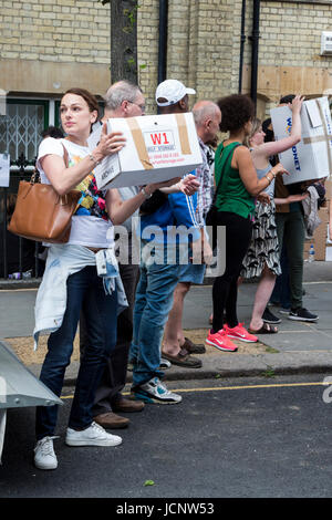 London, UK. 16. Juni 2017. Freiwillige helfen mit Sachspenden in Notting Hill Methodist Church Umzugskartons. Die Notting Hill Community trauert um die Opfer und kommt zusammen, um denjenigen zu helfen, die alles am Mittwoch nach dem Grenfell Turm Brand verloren. Bildnachweis: Bettina Strenske/Alamy Live-Nachrichten Stockfoto