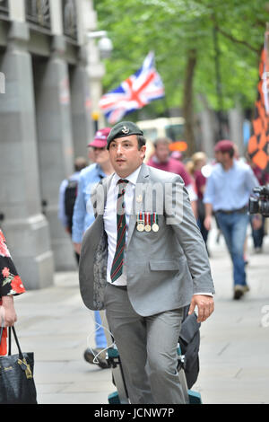 London, UK. 16. Juni 2017. Unterstützer der Chennai 6, 6 ex-Soldaten, die in indischen Gewässern im Jahr 2013 an Bord eines Schiffes im Besitz der amerikanischen Anti-Piraterie verhaftet März Protest außerhalb der indischen Hochkommissariat in London über ihre Inhaftierung zu protestieren. Bildnachweis: Matthew Chattle/Alamy Live-Nachrichten Stockfoto