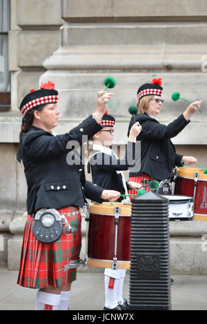 London, UK. 16. Juni 2017. Unterstützer der Chennai 6, 6 ex-Soldaten, die in indischen Gewässern im Jahr 2013 an Bord eines Schiffes im Besitz der amerikanischen Anti-Piraterie verhaftet März Protest außerhalb der indischen Hochkommissariat in London über ihre Inhaftierung zu protestieren. Bildnachweis: Matthew Chattle/Alamy Live-Nachrichten Stockfoto