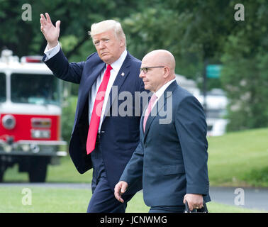 Washington, USA. 16. Juni 2017. US-Präsident Donald J. Trump Wellen in der Presse als er uns National Security Advisor H. R. McMaster überqueren South Lawn des weißen Hauses in Washington, DC, als sie für eine Reise nach Miami, Florida auf Freitag, 16. Juni 2017 abreisen. In Miami wird der Präsident Bemerkungen zu geben und eine Unterzeichnung auf der USA-Politik gegenüber Kuba beteiligt. Bildnachweis: MediaPunch Inc/Alamy Live-Nachrichten Stockfoto