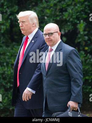 Washington, USA. 16. Juni 2017. Vereinigte Staaten Präsident Donald J. Trump und uns National Security Advisor H. R. McMaster überqueren South Lawn des weißen Hauses in Washington, DC, als sie für eine Reise nach Miami, Florida auf Freitag, 16. Juni 2017 abreisen. In Miami wird der Präsident Bemerkungen zu geben und eine Unterzeichnung auf der USA-Politik gegenüber Kuba beteiligt. Bildnachweis: MediaPunch Inc/Alamy Live-Nachrichten Stockfoto