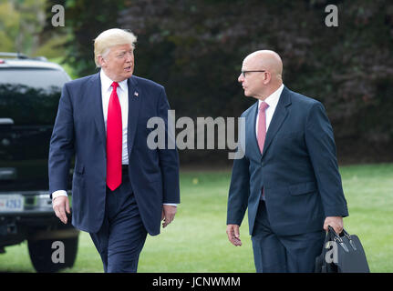 Washington, USA. 16. Juni 2017. Vereinigte Staaten Präsident Donald J. Trump und uns National Security Advisor H. R. McMaster überqueren South Lawn des weißen Hauses in Washington, DC, als sie für eine Reise nach Miami, Florida auf Freitag, 16. Juni 2017 abreisen. In Miami wird der Präsident Bemerkungen zu geben und eine Unterzeichnung auf der USA-Politik gegenüber Kuba beteiligt. Bildnachweis: MediaPunch Inc/Alamy Live-Nachrichten Stockfoto