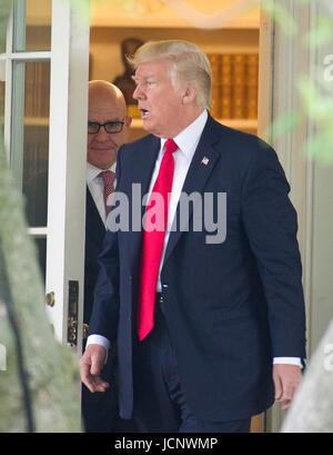 Washington, USA. 16. Juni 2017. US-Präsident Donald J. Trump, gefolgt von uns National Security Advisor H. R. McMaster, fährt das Oval Office des weißen Hauses in Washington, DC für eine Reise nach Miami, Florida auf Freitag, 16. Juni 2017. In Miami wird der Präsident Bemerkungen zu geben und eine Unterzeichnung auf der USA-Politik gegenüber Kuba beteiligt. Bildnachweis: MediaPunch Inc/Alamy Live-Nachrichten Stockfoto