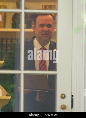 Washington, USA. 16. Juni 2017. Weißen Hauses Direktor des Social Media Dan Scavino schaut aus dem Fenster des Oval Office des weißen Hauses in Washington, DC vor US-Präsident Donald J. Trump Abreise nach Miami, Florida auf Freitag, 16. Juni 2017. In Miami wird der Präsident Bemerkungen zu geben und eine Unterzeichnung auf der USA-Politik gegenüber Kuba beteiligt. Bildnachweis: MediaPunch Inc/Alamy Live-Nachrichten Stockfoto