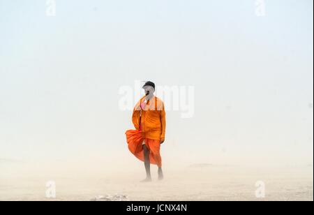 Allahabad, Uttar Pradesh, Indien. 16. Juni 2017. Indische Fußgänger Fuß durch einen Sandsturm in der Sangam, dem Zusammenfluss von Ganges, Yamuna und mythischen Saraswati Flüsse in Allahabad. Bildnachweis: Prabhat Kumar Verma/ZUMA Draht/Alamy Live-Nachrichten Stockfoto