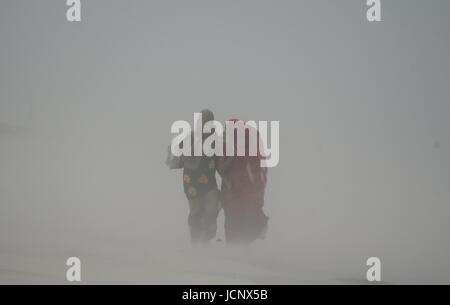 Allahabad, Uttar Pradesh, Indien. 16. Juni 2017. Indische Fußgänger Fuß durch einen Sandsturm in der Sangam, dem Zusammenfluss von Ganges, Yamuna und mythischen Saraswati Flüsse in Allahabad. Bildnachweis: Prabhat Kumar Verma/ZUMA Draht/Alamy Live-Nachrichten Stockfoto