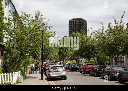 London, UK. 16. Juni 2017. Ein Blick auf die ausgebrannte Hulk Grenfell Turm auf dem Ansatz von Holland Park. Bildnachweis: Mark Kerrison/Alamy Live-Nachrichten Stockfoto