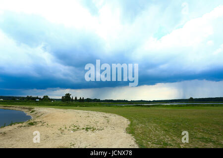 Grzegorzewice, Polen. 16. Juni 2017. Wetter bewölkt, Regen und Gewitter verwandelt. Bildnachweis: Madeleine Ratz/Alamy Live-Nachrichten Stockfoto