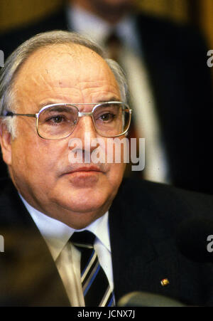 3. Juli 2007 - Bonn, Deutschland - Bonn, Deutschland; Februar 1990---Deutsche Bundeskanzler Helmut Kohl. Er war Kanzler der Bundesrepublik Deutschland von 1982 bis 1998 und der Vorsitzende von der Christlich Demokratischen Union (CDU) von 1973 bis 1998. Seiner 16-jährigen Amtszeit war die längste jeder deutsche Bundeskanzler seit Otto von Bismarck. Während seiner Amtszeit fand die deutsche Wiedervereinigung und den Vertrag von Maastricht, der die Europäische Union geschaffen... Â © 1990 Scott A. Miller (Kredit-Bild: © Scott A. Miller über ZUMA Draht) Stockfoto