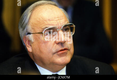 3. Juli 2007 - Bonn, Deutschland - Bonn, Deutschland; Februar 1990---Deutsche Bundeskanzler Helmut Kohl. Er war Kanzler der Bundesrepublik Deutschland von 1982 bis 1998 und der Vorsitzende von der Christlich Demokratischen Union (CDU) von 1973 bis 1998. Seiner 16-jährigen Amtszeit war die längste jeder deutsche Bundeskanzler seit Otto von Bismarck. Während seiner Amtszeit fand die deutsche Wiedervereinigung und den Vertrag von Maastricht, der die Europäische Union geschaffen... Â © 1990 Scott A. Miller (Kredit-Bild: © Scott A. Miller über ZUMA Draht) Stockfoto