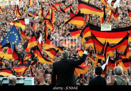 (Dpa-Dateien) - von Bundeskanzler Helmut Kohl ist um der Menge in Erfurt, die Menschen winken winken Deutschlandfahnen, 20. Februar 1990. | weltweite Nutzung Stockfoto