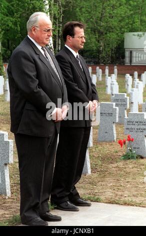 (Dpa-Dateien) - Helmut Kohl (L), Bundeskanzler von 1982 bis 1998 und sein Außenminister Klaus Kinkel Gedenken der Opfer des zweiten Weltkriegs nach Absetzung einen Kranz an der Lubino-Memorial in Moskau, 9. Mai 1995, den 50. Jahrestag des Endes des Krieges. Auf dem Friedhof sind die Leichen von 516 deutsche Kriegsgefangene sowie begraben. Wie andere westliche Führer Kohl nicht mit der Militärparade am Morgen wegen der russische Krieg in Tschetschenien. | weltweite Nutzung Stockfoto