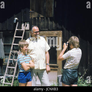 Der Vorsitzende der CDU und Ministerpräsident von Rheinland-Pfalz, Helmut Kohl (2. v.l.), lassen Sie uns ein Foto von sich und seinem Sohn Peter (links) in St.Gilgen am Wolfgangsee, Österreich, am 21. Juli 1975. Sein Sohn Walter ist der Fotograf. | weltweite Nutzung Stockfoto