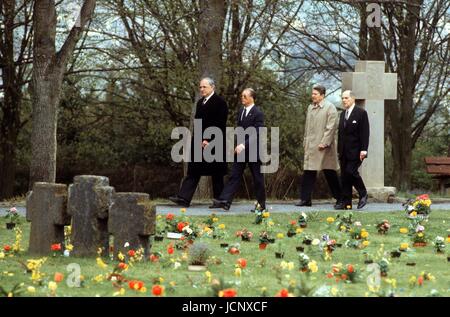 (Dpa-Dateien) - deutsche Bundeskanzler Helmut Kohl (L), begleitet von Inspektor der ehemaligen Luftwaffe der Bundeswehr, Johannes Steinhoff (2 L) und US Präsident Ronald Reagan (M), begleitet von US-General Matthew Ridgeway, besuchen den Soldatenfriedhof in Bitburg, Deutschland, 5. Mai 1985. Am letzten Tag seiner umstrittenen fünf Tage besuchen, der US-Präsidenten abgesetzt einen Kranz am Denkmal für die Soldaten, die während des zweiten Weltkriegs gestorben. | weltweite Nutzung Stockfoto