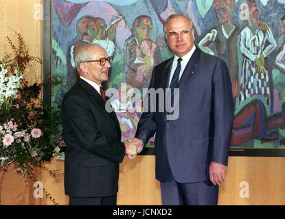 (Dpa-Dateien) - Erich Honecker, Staatsoberhaupt der Deutschen Demokratischen Republik wird von westdeutschen Bundeskanzler Helmut Kohl vor einem Kirchner begrüßt Malerei in das Kanzleramt in Bonn, Bundesrepublik Deutschland, 7. September 1987. | weltweite Nutzung Stockfoto