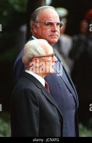 Deutsche Kanzlerin Helmut Kohl (r) und Leiter der DDR und SED-Generalsekretär Erich Honecker vor dem Kanzleramt in Bonn am 7. September 1987. Stockfoto