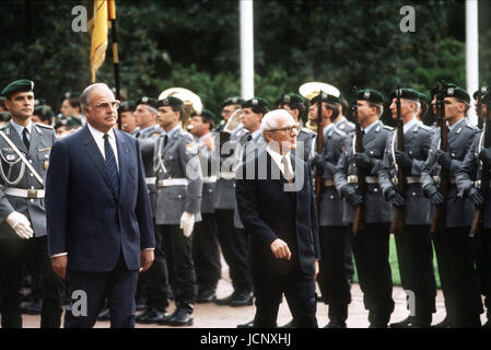 Von Bundeskanzler Helmut Kohl (l) und SED-Generalsekretär Erich Honecker (r) einer ehrenamtlichen Formation der Armee am 7. September 1987 vorbeigehen. Honecker kam für einen fünf-Tage-Besuch in der Bundesrepublik Deutschland. Stockfoto