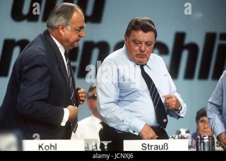 Bundeskanzler Helmut Kohl und bayerischen Ministerpräsidenten und CSU Vorsitzender Franz Josef Strauss (r) während der 34. CDU-Bundespartei-Konferenz am 7. Oktober 1986 in Mainz. Stockfoto