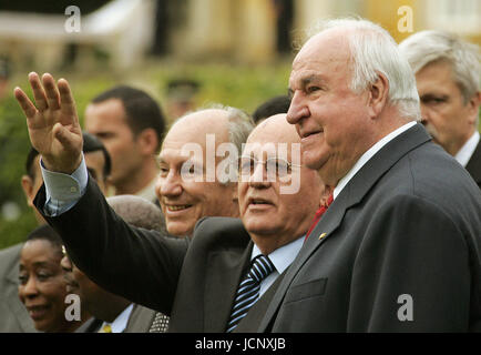 Potsdam, Deutschland. 3. Oktober 2005. Altbundeskanzler Helmut Kohl (R, vorne), ehemaligen russischen Präsidenten Mikhail Gorbachev (Mitte) und Prinz Karim Aga Khan IV (l, zurück) in Schloss Sanssouci am 3. Oktober 2005. Bildnachweis: Dpa/Alamy Live-Nachrichten Stockfoto