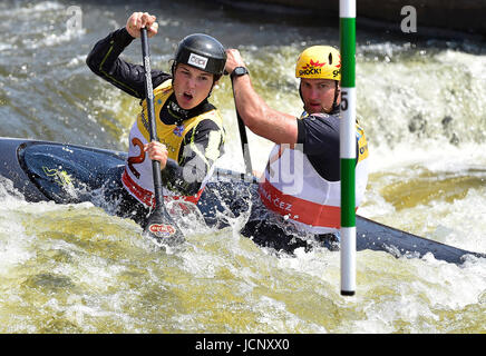 Prag, Tschechische Republik. 16. Juni 2017. Tereza Fiserova (links) und Jakub Jane der Tschechischen Republik konkurriert in das Kanu Doppel Slalom Mischung heizt während 2017 ICF Canoe Slalom-Weltcup in Prag, Tschechien am 16. Juni 2017. Bildnachweis: Roman Vondrous/CTK Foto/Alamy Live-Nachrichten Stockfoto