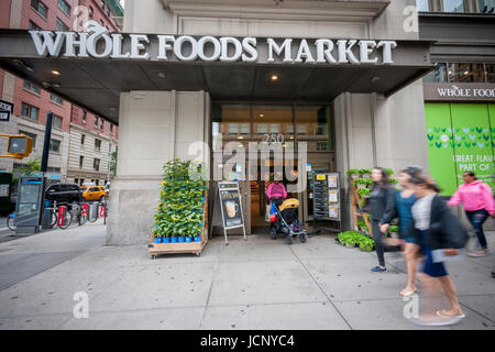 New York, USA. 16. Juni 2017. Whole Foods Market im Stadtteil Chelsea in New York n Freitag, 16. Juni 2017. Amazon kauft Whole Foods Market in einem Abkommen Wert $ 13,7 Milliarden. Bildnachweis: Richard Levine/Alamy Live-Nachrichten Stockfoto