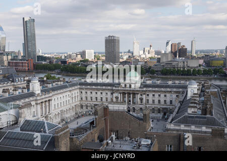 Themse, London, UK. 16. Juni 2017. UK-Wetter: Warmen, sonnigen Tag leichte Wolken über der Skyline von London. Panoramablick vom Canary Wharf im Osten, Tower bridge, The Shard, Southbank und Westminster im Westen Credit: WansfordPhoto/Alamy Live News Stockfoto